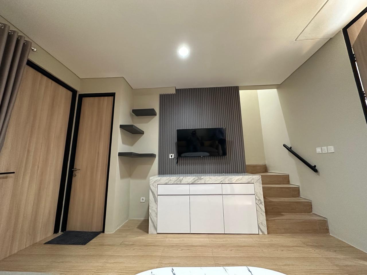 Take Over Rumah di Waterfront Travertine Lippo Cikarang